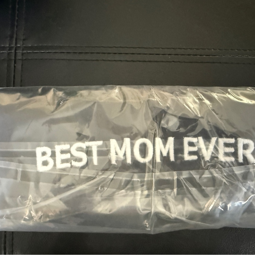 Black 'Best Mom Ever’ Beanie NWT - Picture 2 of 2